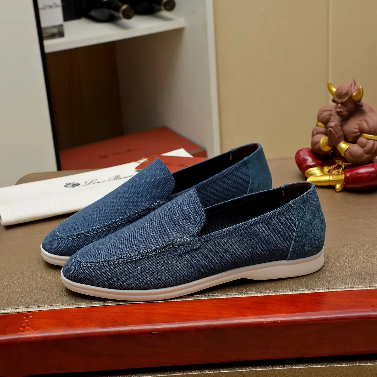 Men's Men's Shoes 💰 400 Loro PIana moccasin made of wish wool fabric. The upper is made of knitted fabric, made on a loom, and then attached to a rubber sole. The Rain System's water-repellent treatment enhances the shoe's functional design, while the suede details give the shoe a sense of elegance and sophistication. Made from Wish, fine wool from Australian and New Zealand Merino sheep 38-44